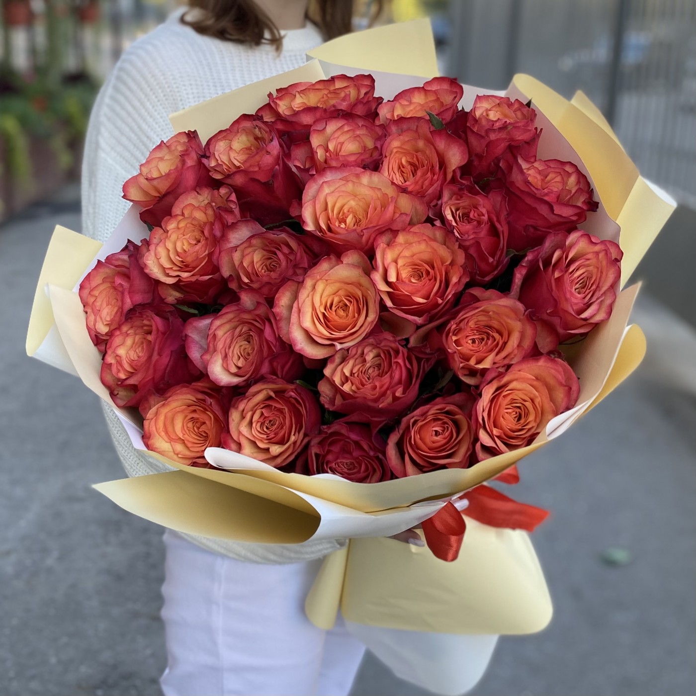 25 красно-желтых роз Borgatt